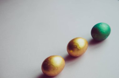 şekerleme yağmurlama ile renkli yeşil ve altın yumurta