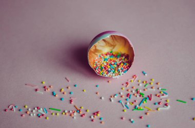 şekerleme yağmurlama ile renkli Paskalya yumurtaları