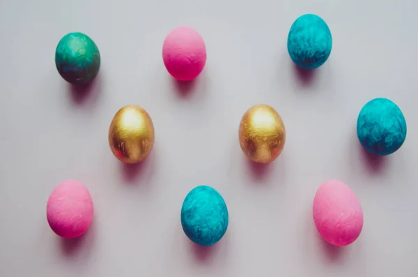 Oeufs de Pâques colorés avec des confiseries saupoudrer comme motif — Photo