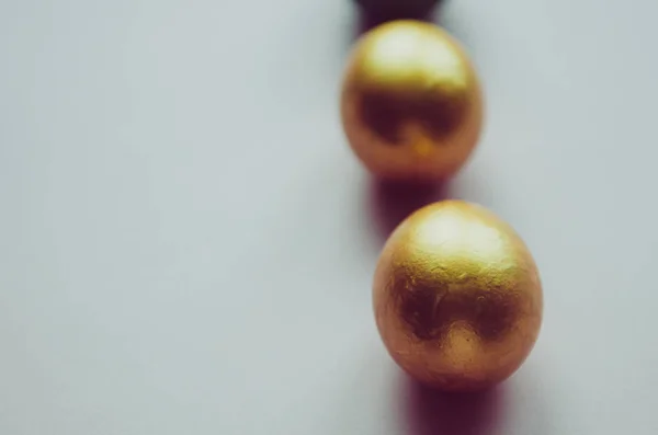 Colorate uova di Pasqua verdi e dorate con spolverata di dolciumi — Foto Stock