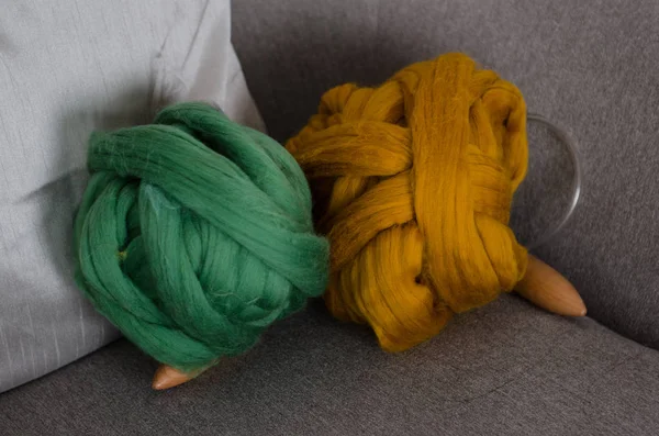 Fauteuil en laine mérinos verte et marron — Photo