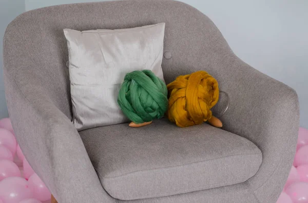 绿色和棕色的美利奴羊毛在安乐椅上 — 图库照片