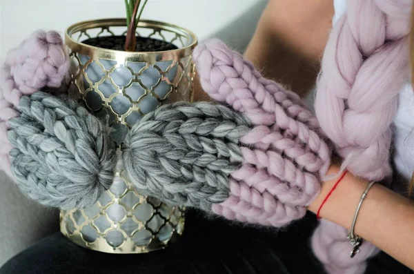 Schöne gestrickte Handschuhe aus Merinowolle — Stockfoto