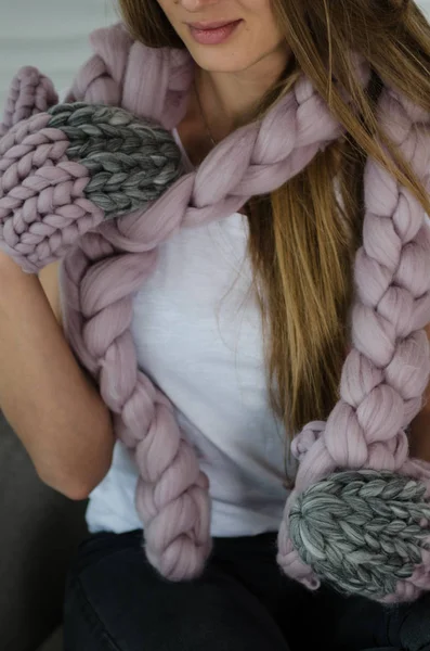 Belle femme en laine mérinos rose doux écharpe, chapeau et gants assis sur fauteuil — Photo