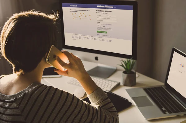 Woman talking to iphone7 and watching on different devices — Stock Photo, Image