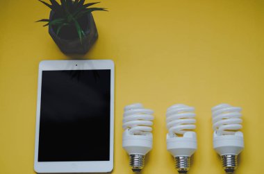 touch pad ipad ve enerji tasarruflu ampulleri kavramı