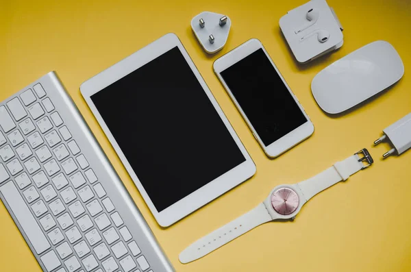 farklı office aygıtları üzerinde sarı arka plan, üstten görünüm