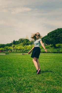 çalışan ve having fun çimenlerin üzerinde mutlu kadın