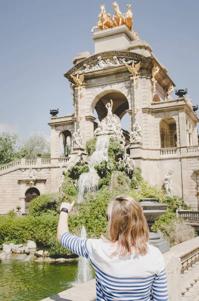 Giovane donna in cerca di visite turistiche a Barcellona , — Foto Stock