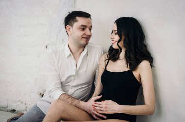 Hamile kadın ve genç adam kameraya poz güzel mutlu çift