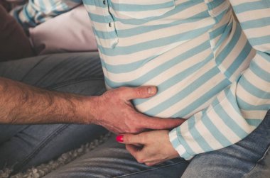 hamilelik kadın göbek holding adam eller güzel görünümü 