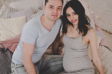 hamile kadın ve genç koca mutlu aile 