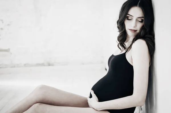 Bella donna incinta in body nero — Foto Stock
