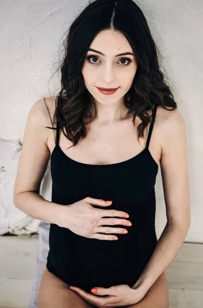 Hermosa mujer embarazada en traje negro —  Fotos de Stock