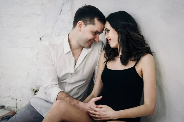 Hamile Kadın Genç Adam Kameraya Poz Güzel Mutlu Çift — Stok fotoğraf