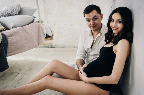 妊娠中の女性と若い男がカメラでポーズ美しい幸せなカップル — ストック写真
