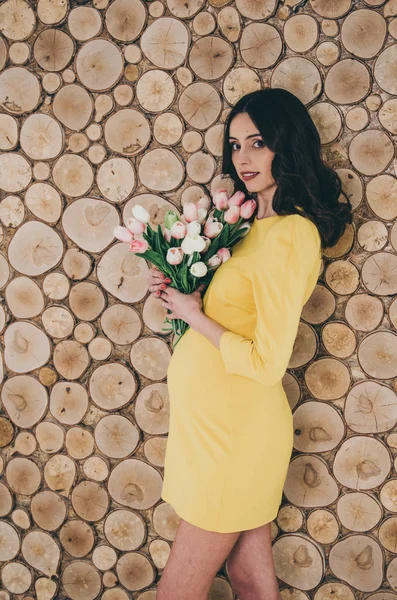 Çiçekli güzel hamile mutlu kadın — Stok fotoğraf