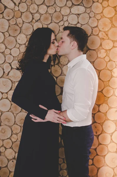 Família feliz de mulher grávida e marido jovem — Fotografia de Stock