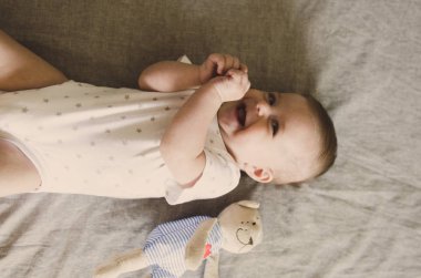  yatakta yatarken ve gülümseyen küçük bebek 