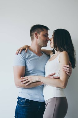  güzel genç çift sarılma ve beyaz arka plan üzerinde gülümseyen 