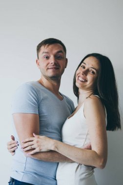 güzel bir genç kadın ve sarılma ve beyaz arka plan üzerinde gülümseyen adam birkaç resim 