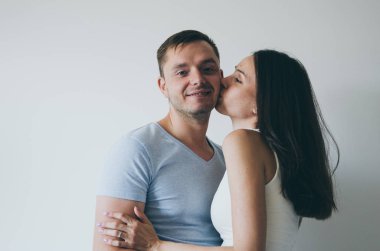  güzel genç çift öpüşme ve beyaz arka plan üzerinde gülümseyen 