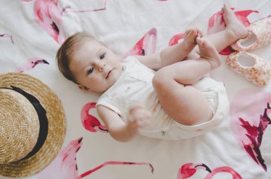 Kameraya bakarak beyaz vücut elbiseli güzel bebek kız