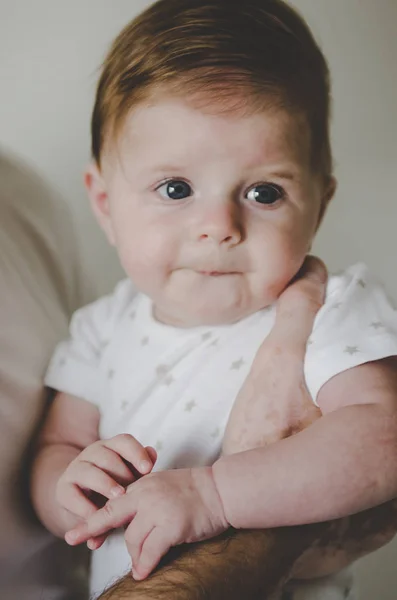 Cerrar Imagen Hermosa Niña Mirando Cámara —  Fotos de Stock