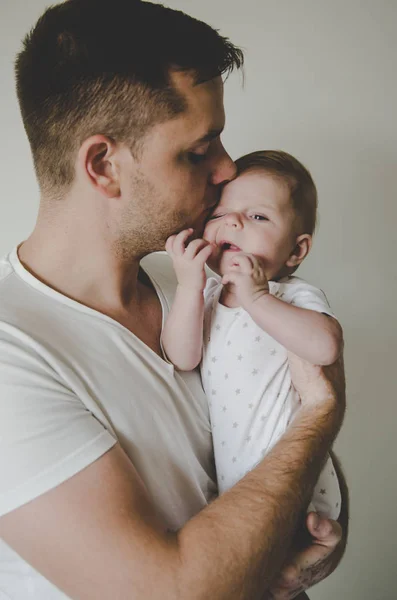 Joven Padre Guapo Sosteniendo Pequeña Niña Las Manos Mirando Con —  Fotos de Stock