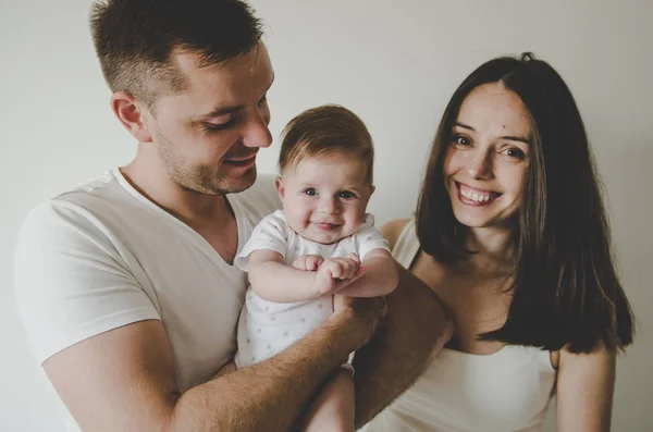 Vacker Ung Familj Håller Lilla Bebis Leende Vit Bakgrund — Stockfoto