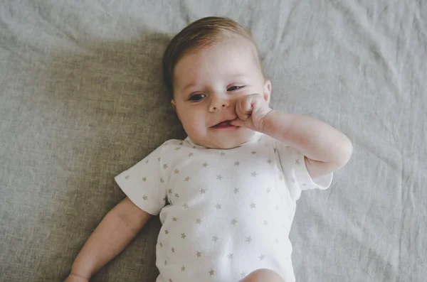 Beau Petit Bébé Avec Main Dans Bouche Couchée Sur Fond — Photo