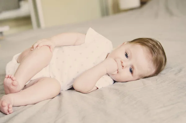 Lindo pequeno bebê olhando para a câmera — Fotografia de Stock