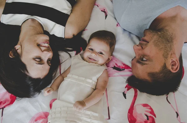 Hermosa Imagen Familia Joven Con Niña Acostada Cama Sonriendo —  Fotos de Stock