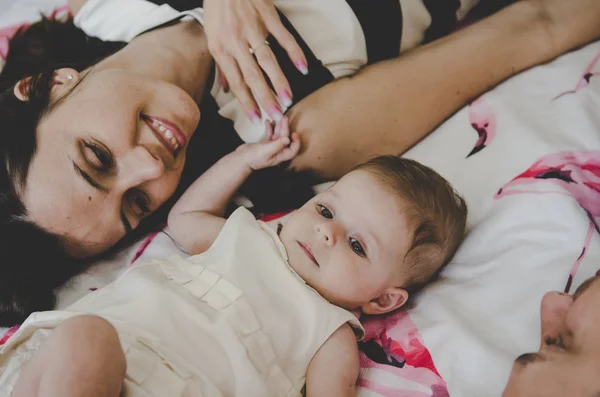 Hermosa Imagen Familia Joven Con Niña Acostada Cama Sonriendo —  Fotos de Stock