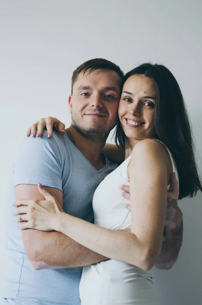 Foto Bella Giovane Coppia Donna Uomo Che Abbracciano Sorridono Sfondo — Foto Stock