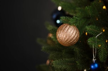 Güzel topları olan Noel ağacı.