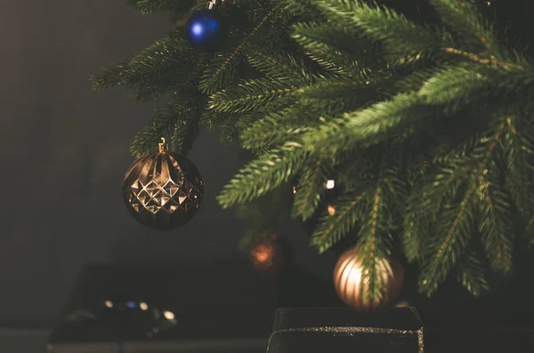 Árbol de Navidad con hermosas bolas —  Fotos de Stock