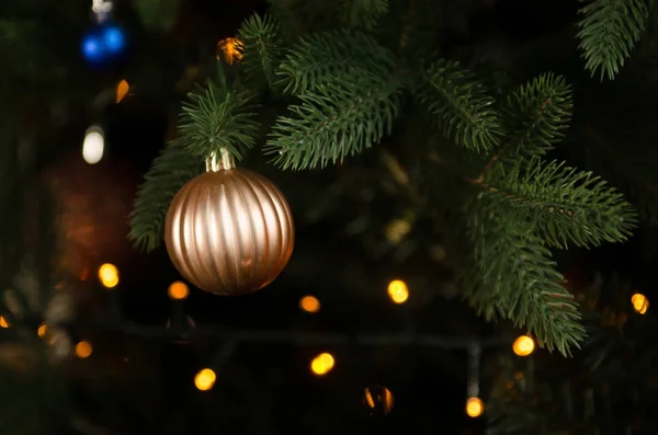 Vánoční stromeček s krásné kuličky a světla — Stock fotografie