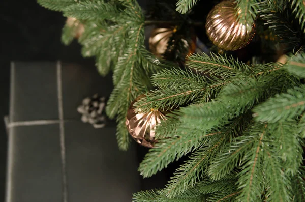 Χριστουγεννιάτικο δέντρο με όμορφες μπάλες και παρουσιάζει κάτω από την Εύα — Φωτογραφία Αρχείου