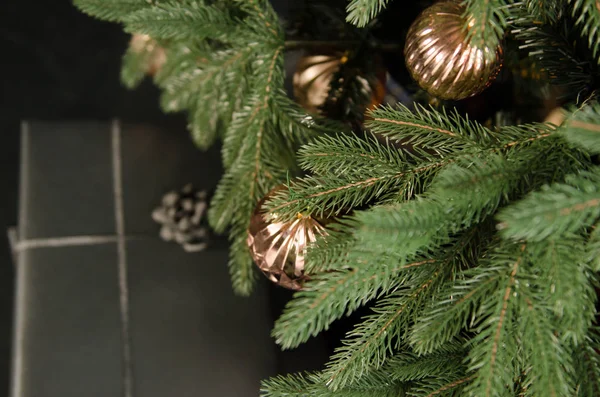 Arbre de Noël avec de belles boules et cadeaux sous la veille — Photo