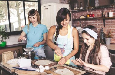 güzel mutlu genç kızlar loft tarzı mutfakta kurabiye yapma 