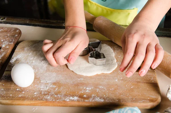 Hands cutting cookies from dough — Stock Photo, Image