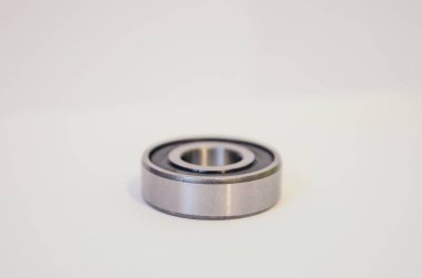 Beyaz arka plan üzerinde krom rulman