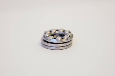 Beyaz arka plan üzerinde krom Bilya yatakları