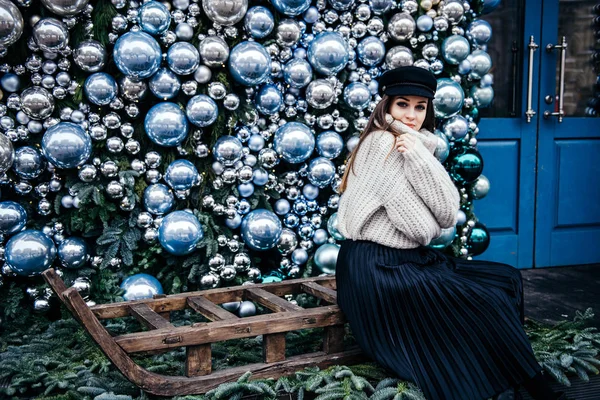 Jovem mulher em camisola quente oversize posando perto de natal deco — Fotografia de Stock