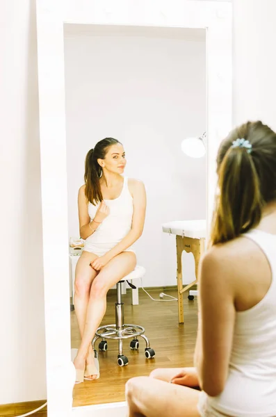 Bela mulher sentada no salão de beleza para spa — Fotografia de Stock