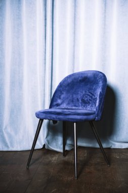 Mavi arka planda mavi modern sandalye 