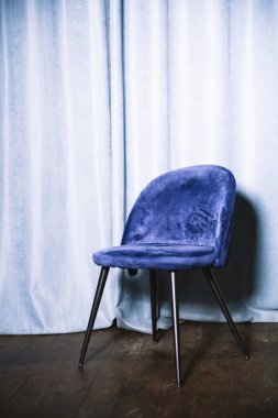 Mavi arka planda mavi modern sandalye 