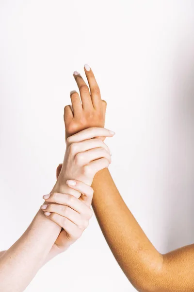 Wielorasowe Ręce Trzymające Się Białego Tła — Zdjęcie stockowe
