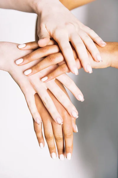 Multirassische Hände Halten Auf Weißem Hintergrund — Stockfoto
